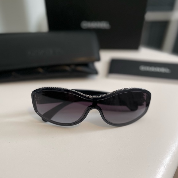 Chanel shield sunglasses with silver chain link - Picture 3 of 12